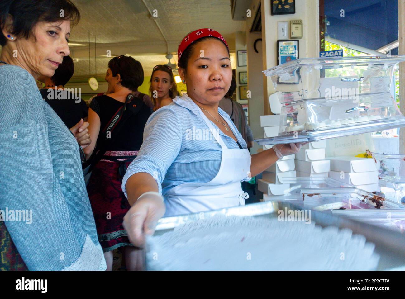 New York CIty, NY, USA, Asian WOman Clerk WOrking in American Bakery, Shop, 'Magnolia', in Greenwich Village, workplace diversity Stock Photo