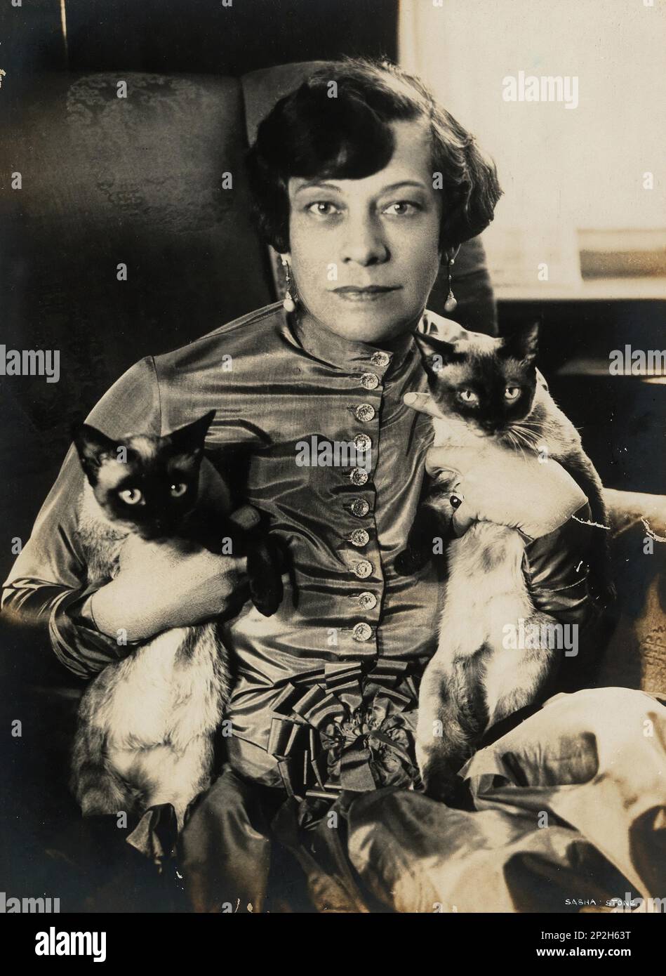 Tilla Durieux with two Siamese cats, 1920s. Private Collection Stock