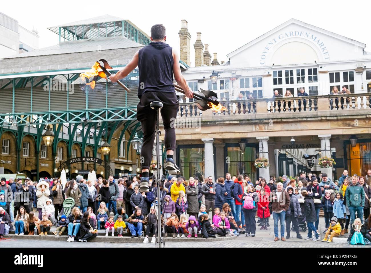 Crowd of people tourists watching live street performer at Covent Garden market in London WC2 England UK  KATHY DEWITT Stock Photo