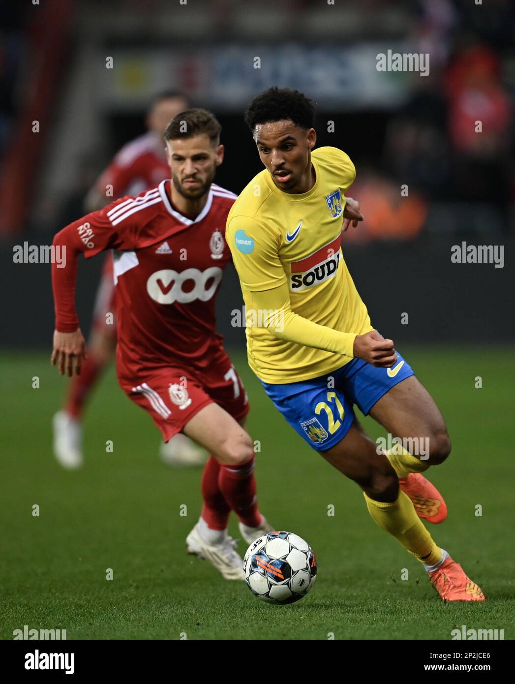 Standard's Philip Zinckernagel and Westerlo's Bryan Reynolds fight for