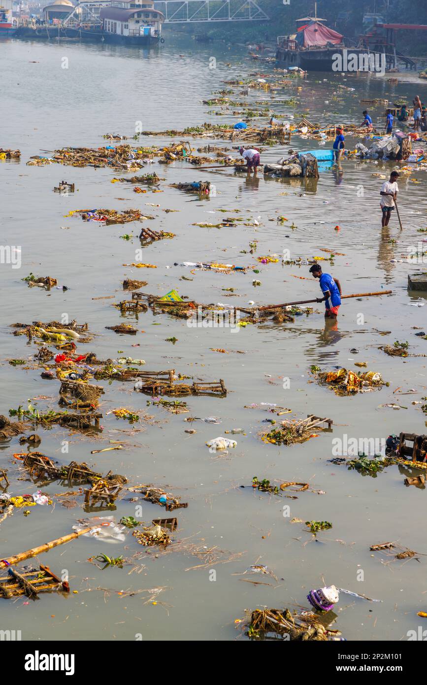 Rubbish and discarded effigies of the goddess Kali on the riverbank on the Hooghly River at Kolkata (Calcutta), capital city of West Bengal, India Stock Photo