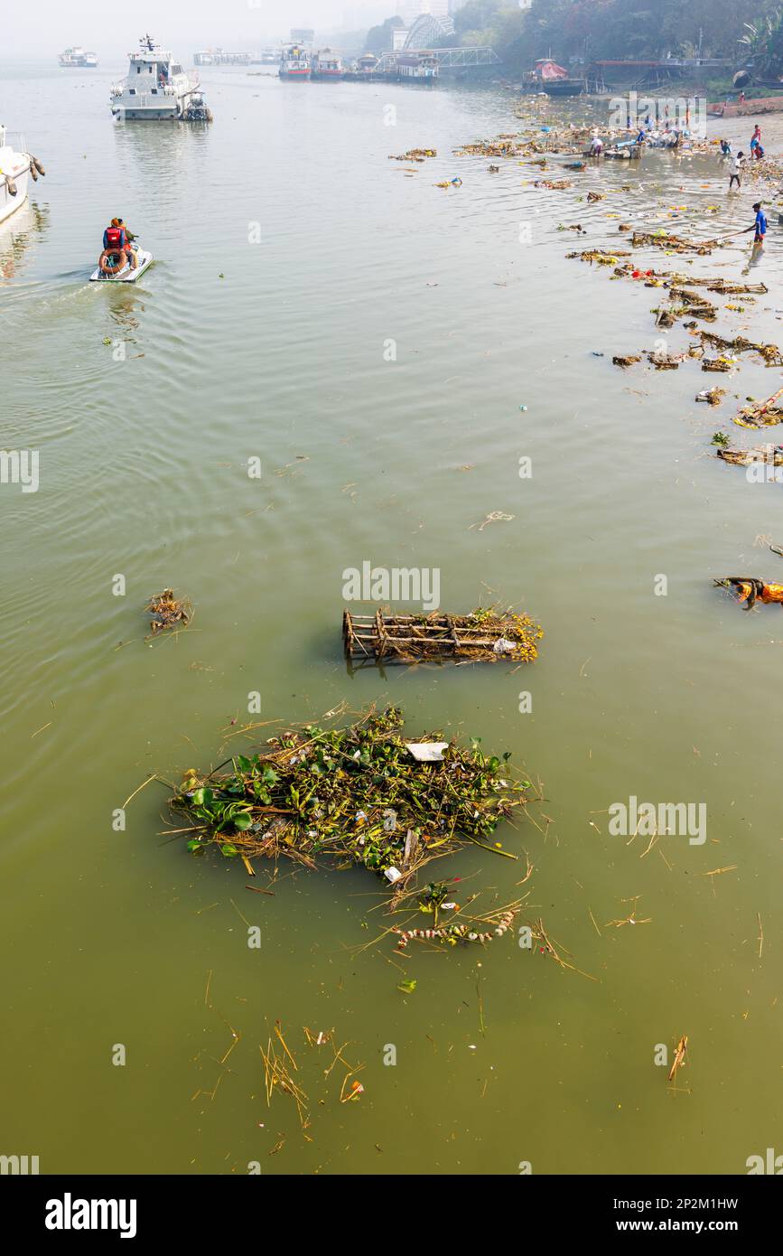 Rubbish and discarded effigies of the goddess Kali on the riverbank on the Hooghly River at Kolkata (Calcutta), capital city of West Bengal, India Stock Photo