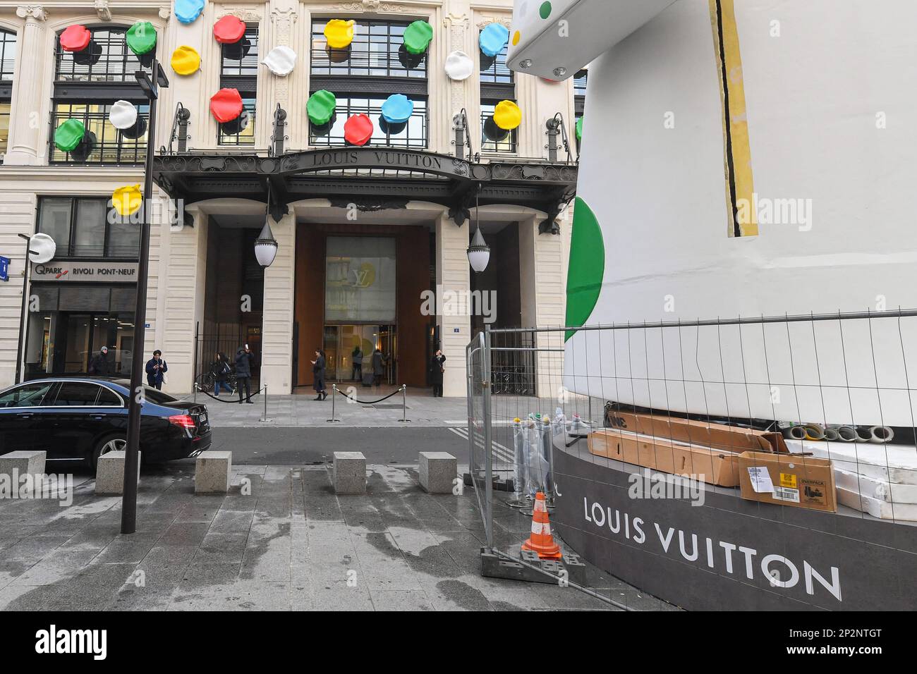 Yayoi Kusama invests Louis Vuitton, facing the Samaritaine. LV DREAM, the  name of the new free exhibition space which opens opposite the Seine and  the Samaritaine in Paris, France on March 3