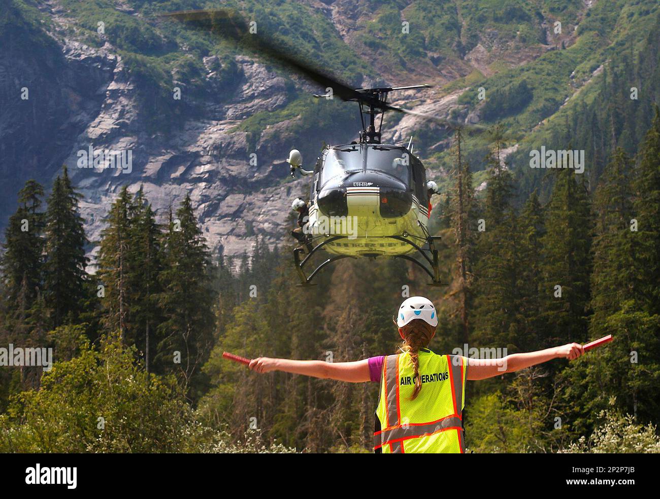 https://c8.alamy.com/comp/2P2P7JB/katherine-jordan-with-snohomish-county-search-rescue-directs-a-helicopter-onto-a-landing-zone-in-the-picnic-area-of-the-big-four-ice-caves-in-washington-to-deliver-equipment-tuesday-july-7-2015-on-tuesday-crews-were-trying-to-recover-the-body-of-a-34-year-old-woman-buried-when-rock-and-ice-fell-at-the-back-of-the-cave-the-ice-caves-area-is-prone-to-avalanches-falling-rocks-and-ice-and-visitors-are-urged-not-to-leave-the-trail-or-enter-the-caves-mark-mulliganthe-herald-via-ap-mandatory-credit-2P2P7JB.jpg