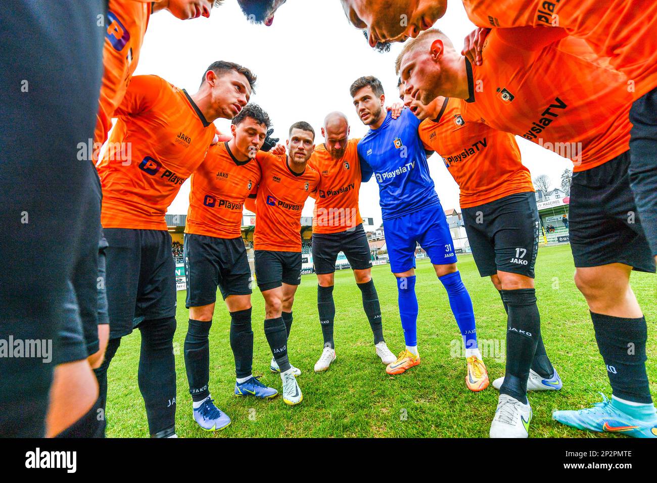 Team Deinze pictured before a soccer game between Excelsior Virton and KMSK Deinze during the 2nd matchday in the Challenger Pro League play-downs for the 2022-2023 season ,  on  Saturday 4 March 2023  in Virton , Belgium . PHOTO SPORTPIX | Stijn Audooren Stock Photo
