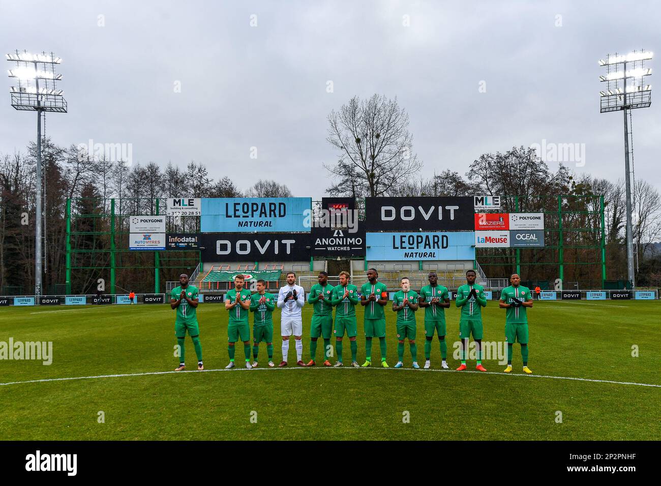 Team Virton pictured before a soccer game between Excelsior Virton and KMSK Deinze during the 2nd matchday in the Challenger Pro League play-downs for the 2022-2023 season ,  on  Saturday 4 March 2023  in Virton , Belgium . PHOTO SPORTPIX | Stijn Audooren Stock Photo