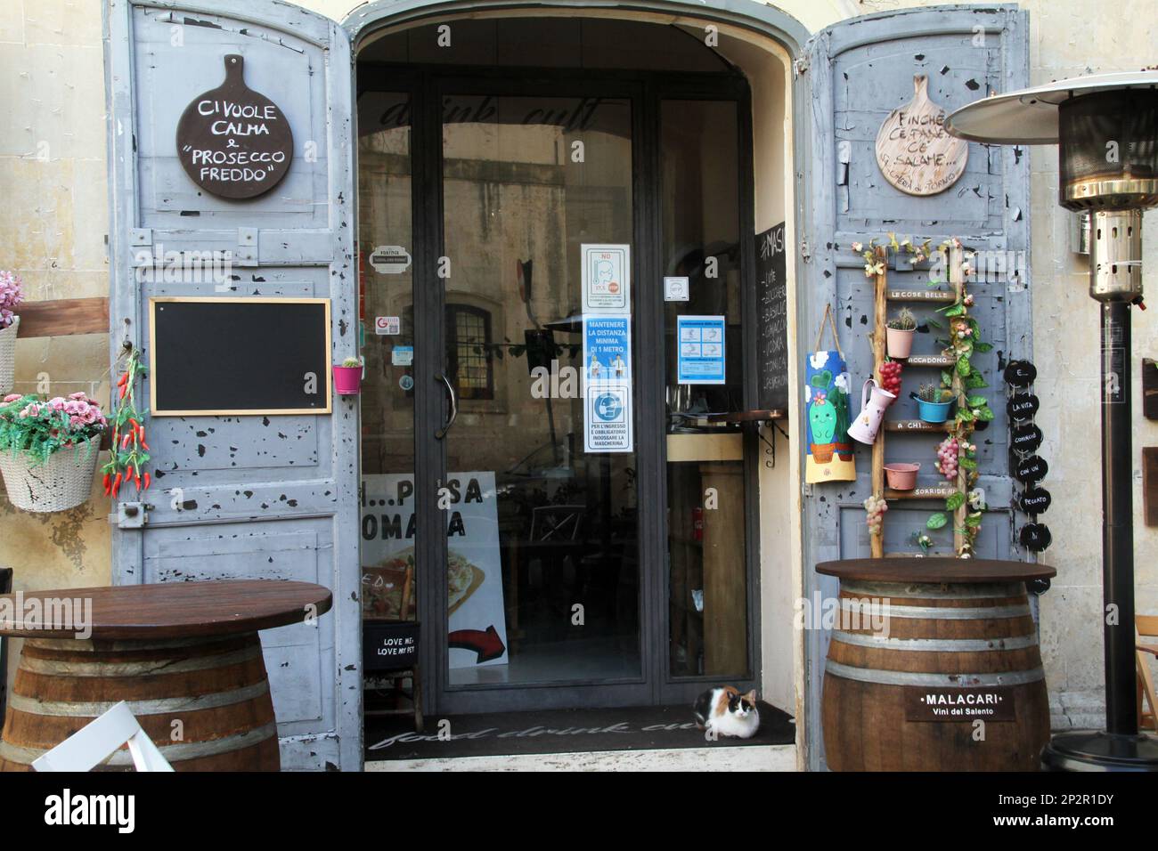 Entrance italian restaurant hi-res stock photography and images - Page 5 -  Alamy, image size:1300x956