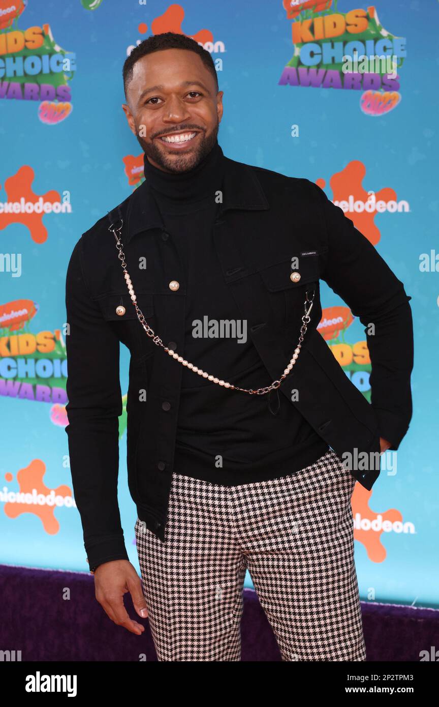 Thomas Hobson arrives at the Nickelodeon Kids' Choice Awards on