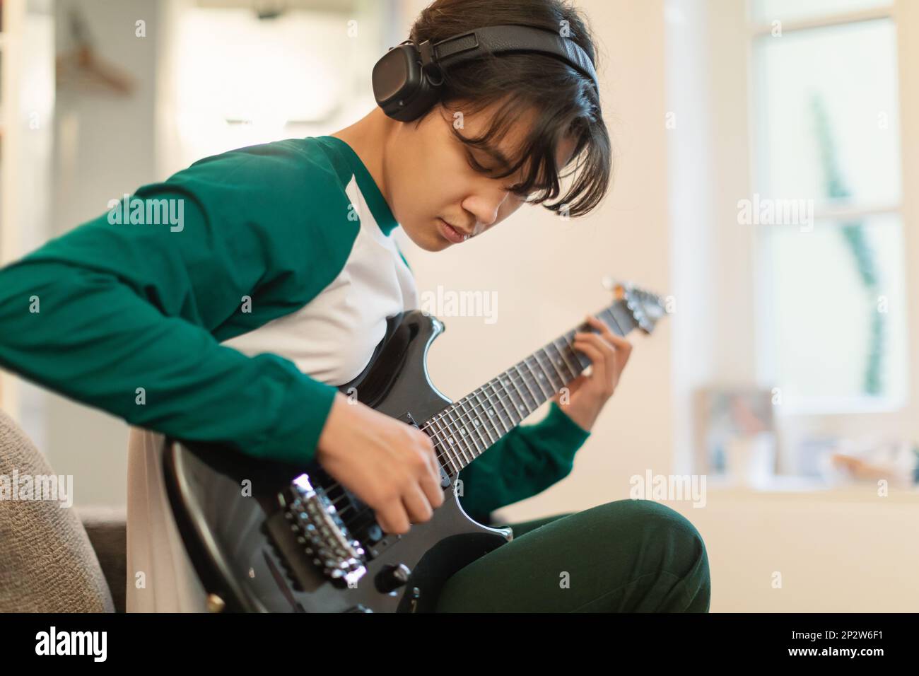 Playing electric guitar through headphones deals