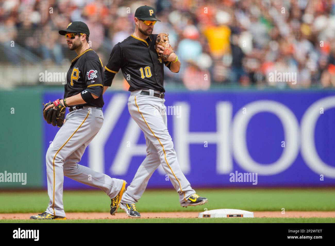June 03, 2015: Pittsburgh Pirates shortstop Jordy Mercer (10) taps