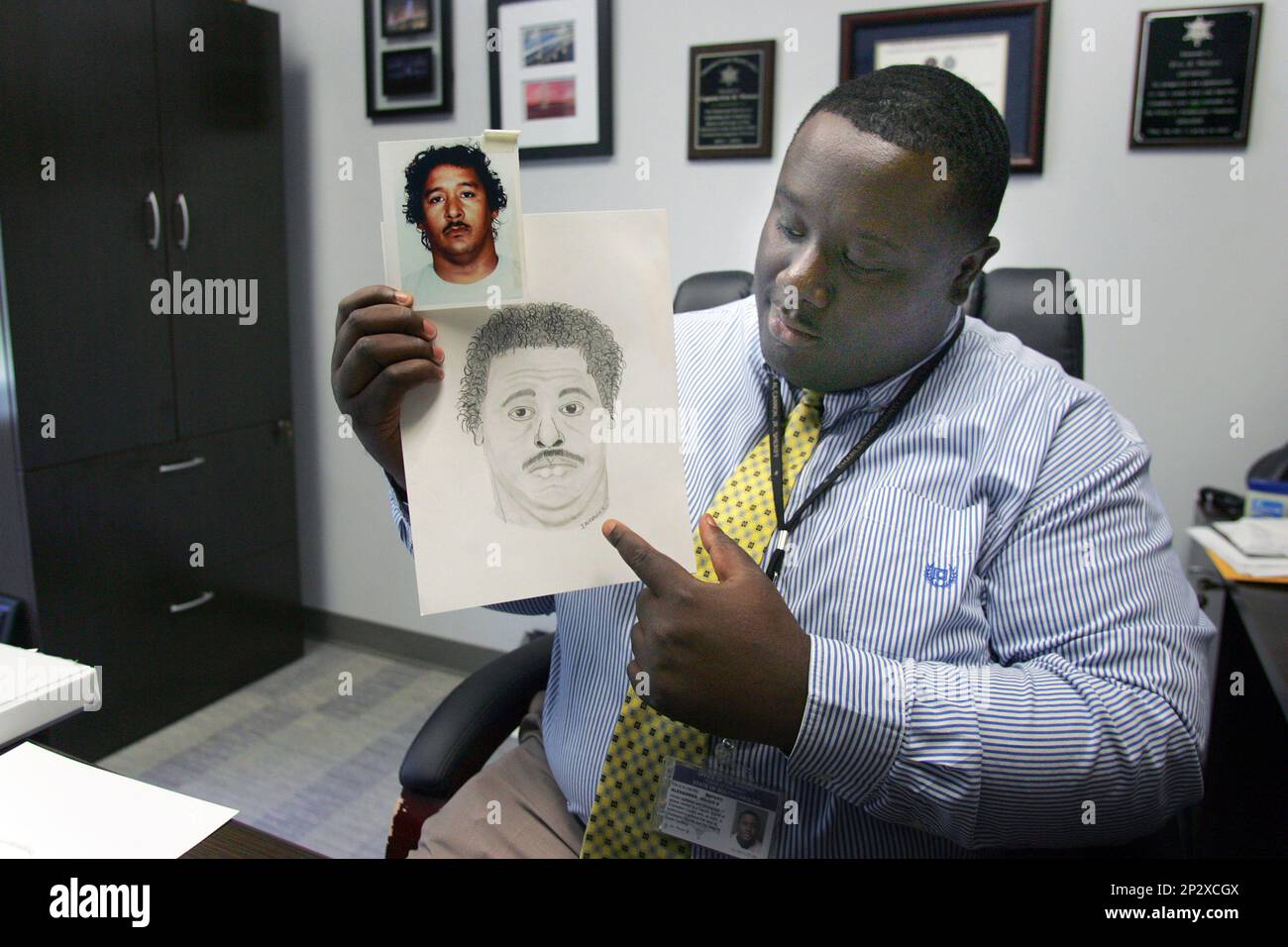 Charleston County sheriff’s Detective Julius Dewayne Alexander shows a practice composite sketch