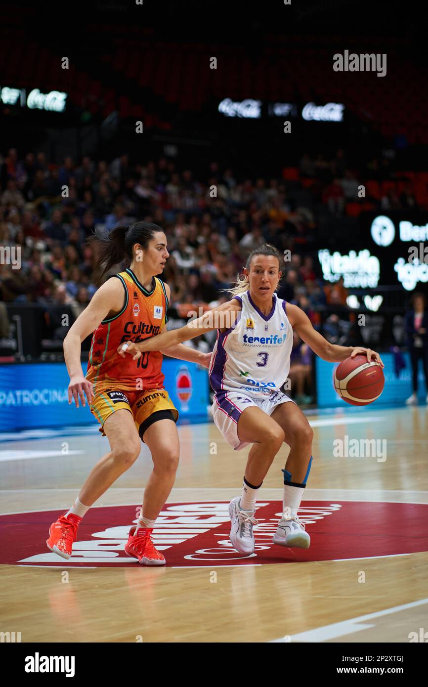 Leticia Romero of Valencia Basket (L) and Izaskun Garcia of CDB Clarinos  Tenerife (R) in action during the J24 Liga Femenina Endesa on March 4, 2023  at Fuente de San Luis Sport