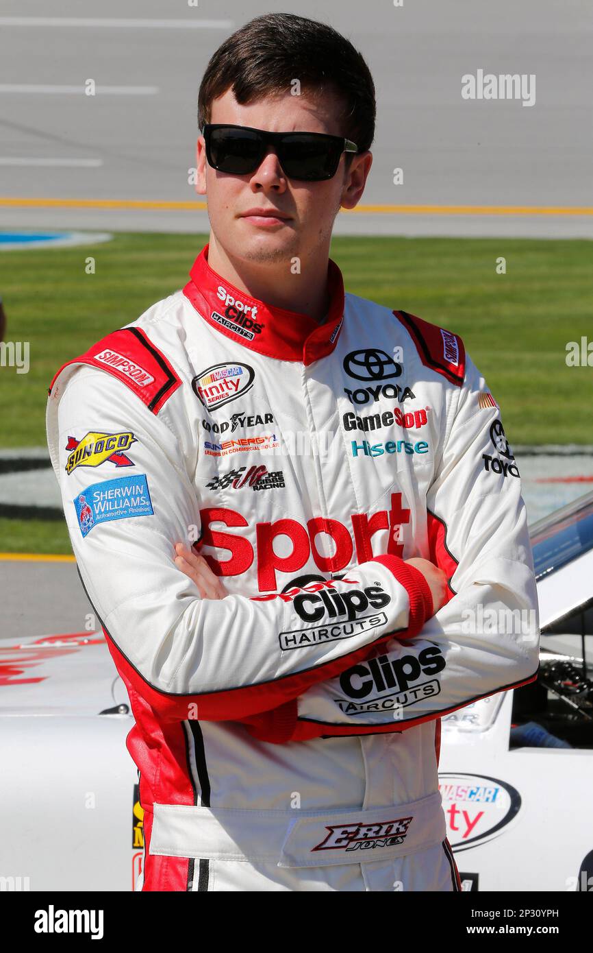 Erik Jones, Sport Clips Toyota Camry during qualifying for the NASCAR