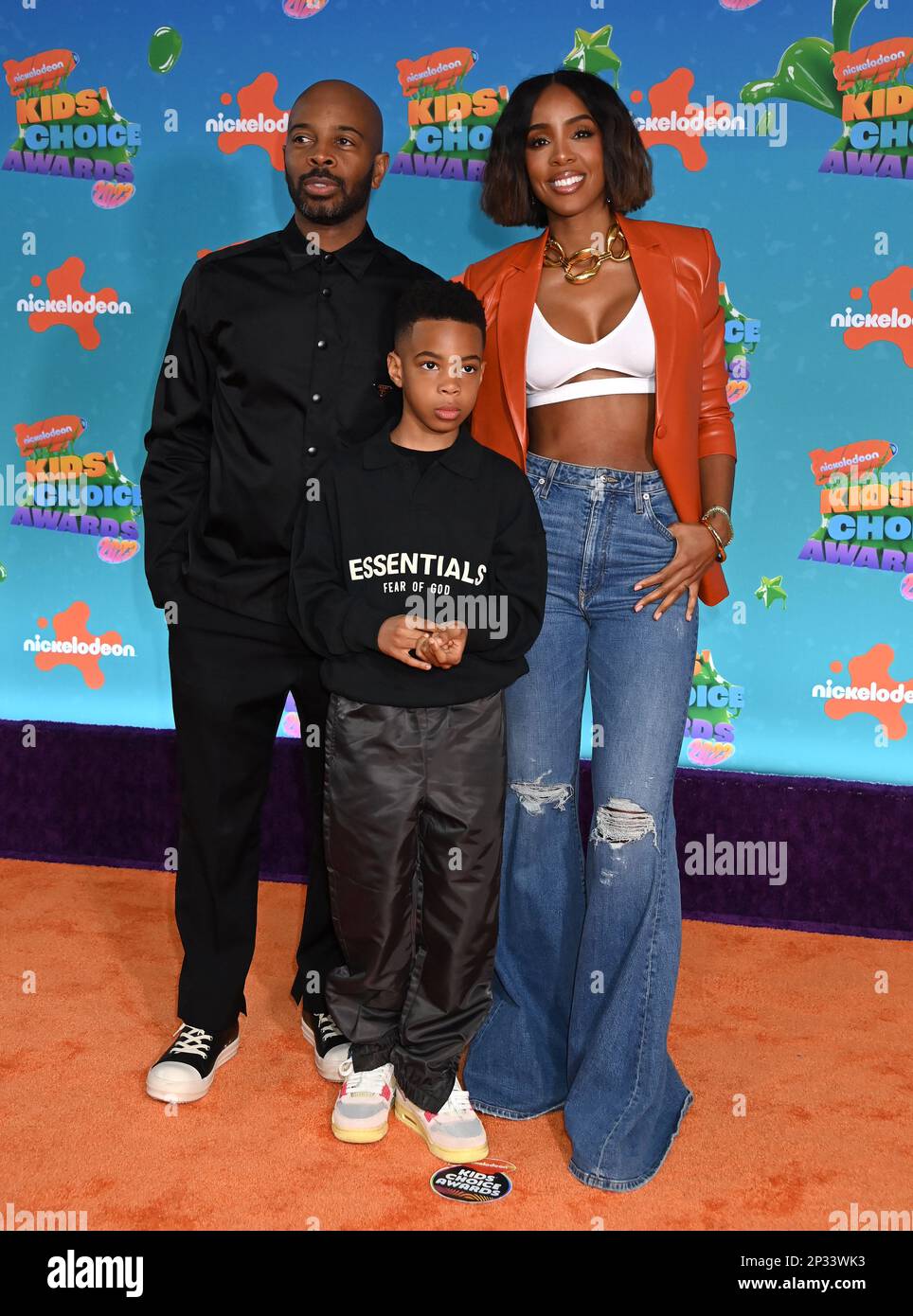 Los Angeles, USA. 4th Mar 2023. Tim Weatherspoon, Kelly Rowland and Titan Weatherspoon arriving at the Nickelodeon Kids’ Choice Awards 2023 held at the Microsoft Theatre on March 4, 2023 in Los Angeles, CA. © Tammie Arroyo / AFF-USA.com Credit: AFF/Alamy Live News Stock Photo