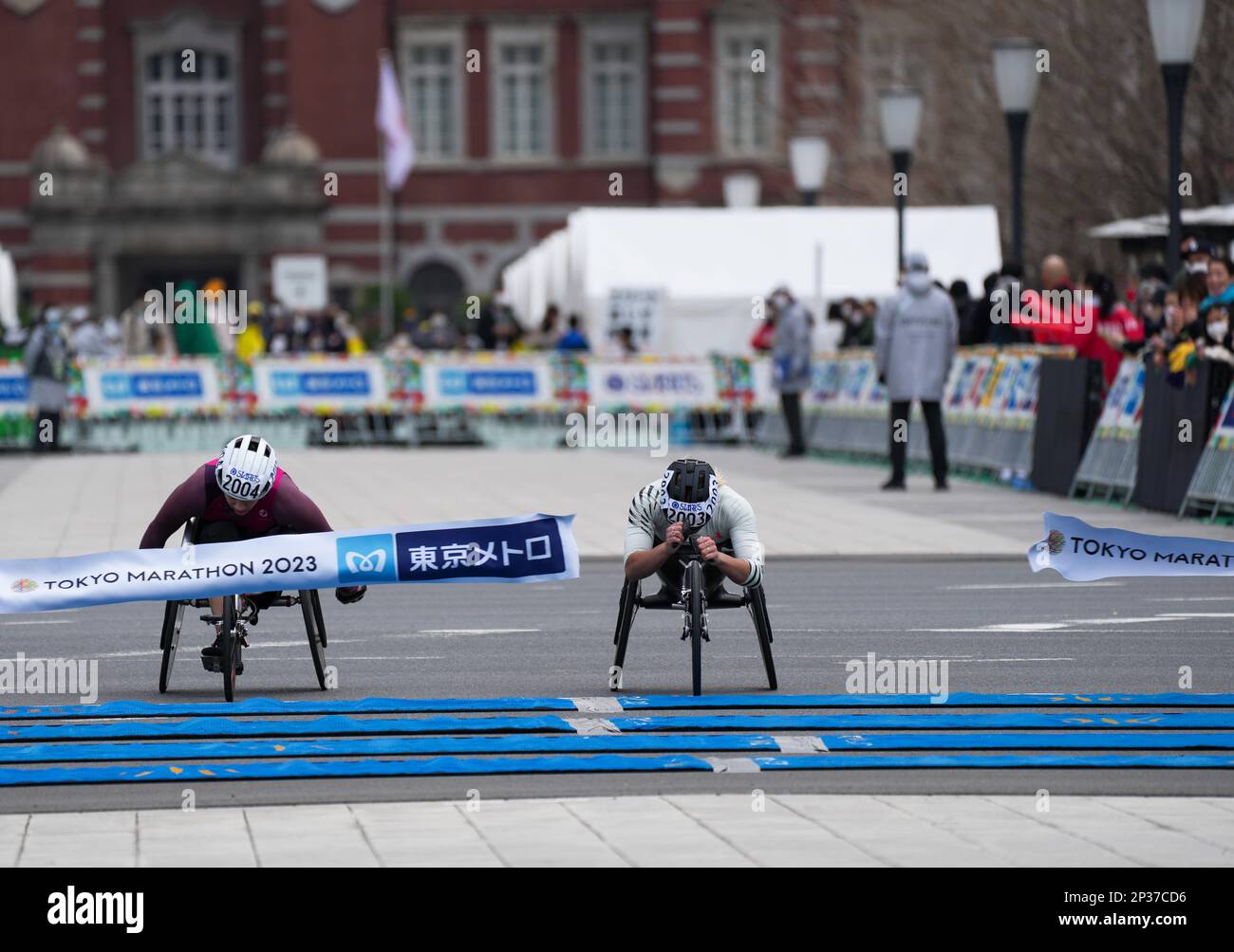 Tokyo, Japan. 5th Mar, 2023. Madison De Rozario (R) of Australia wins the third place of women's wheelchair marathon during the Tokyo Marathon 2023 in Tokyo, Japan, on March 5, 2023. Credit: Zhang Xiaoyu/Xinhua/Alamy Live News Stock Photo