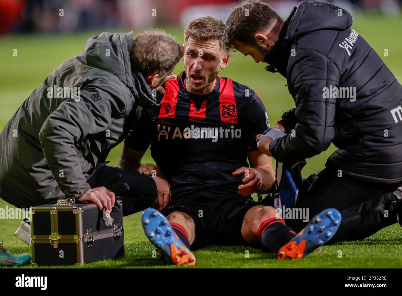 04-03-2023: Sport: Twente v Heerenveen  ENSCHEDE, NETHERLANDS - MARCH 4: Pawel Bochniewicz (SC Heerenveen) injured during the match Eredivisie FC Twen Stock Photo