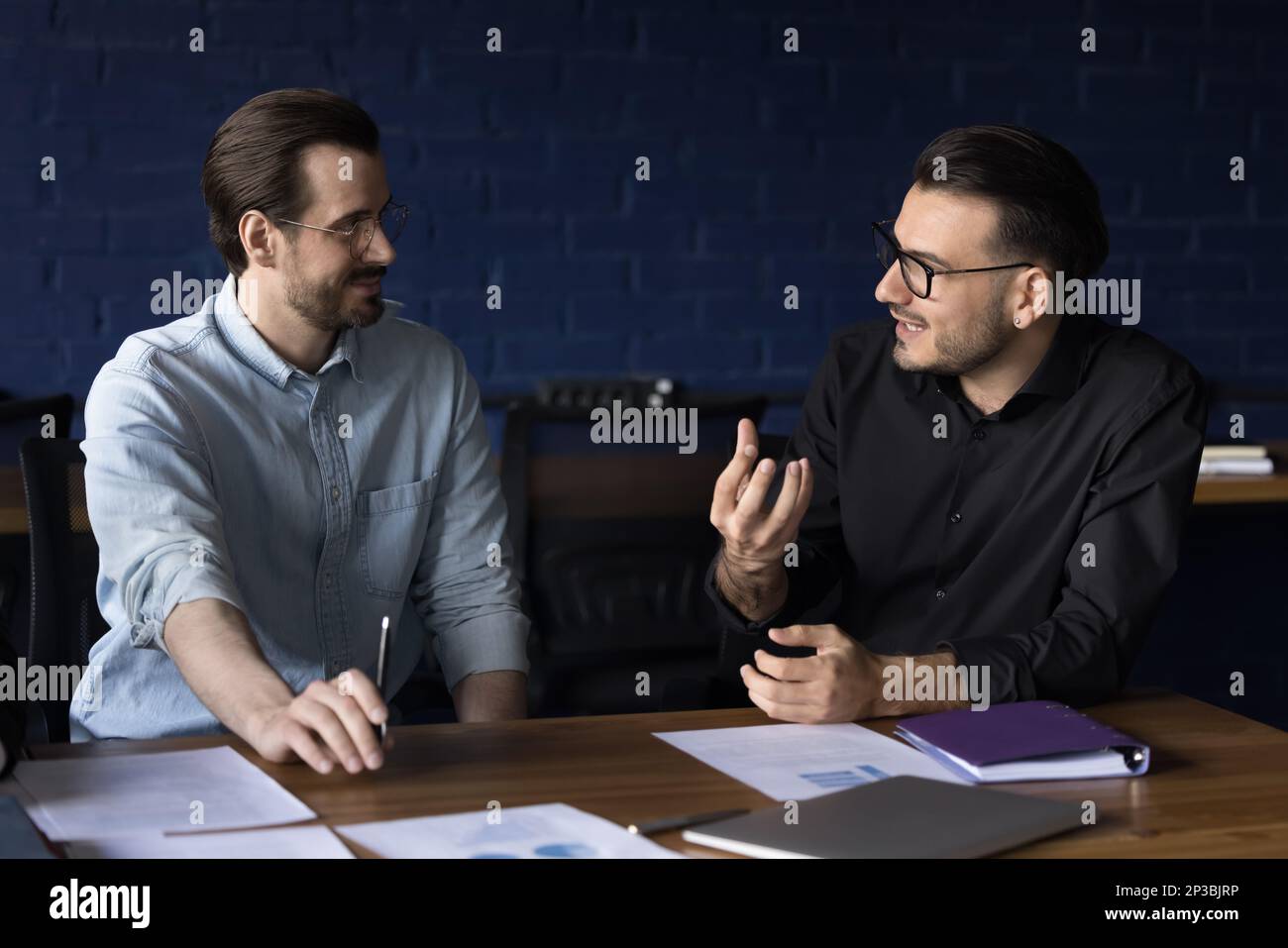 Men millennial hi-res stock photography and images - Alamy