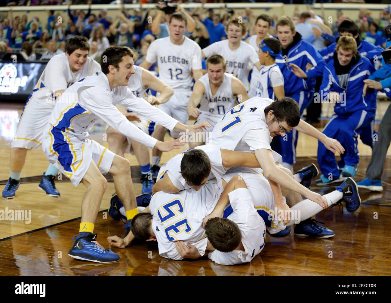 Glencoe celebrates their Class A boys high school basketball