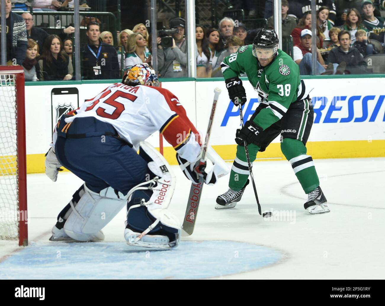 Dallas Stars center Vernon Fiddler (38) with the puck as he gets an ...