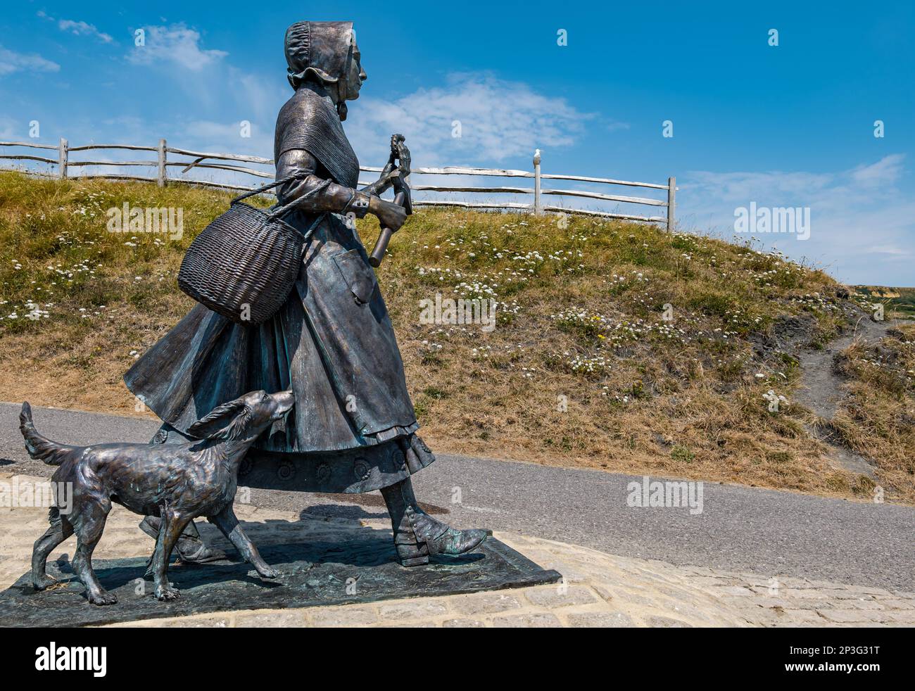 Bronze sculpture of geologist Mary Anning holding a fossil on Jurassic Coast, Lyme Regis, Dorset, England, UK Stock Photo