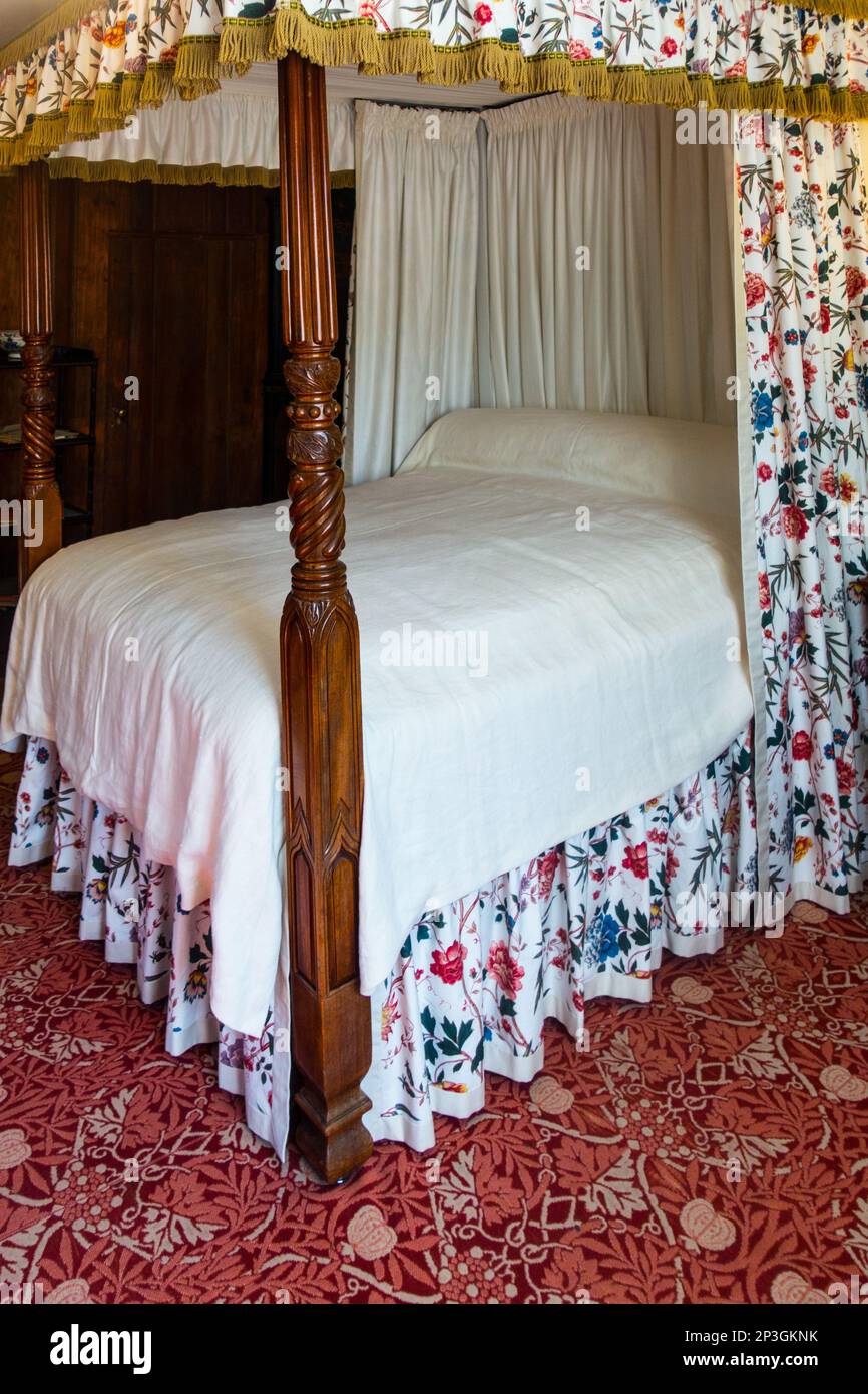 Bedroom, with four poster bed, Kelmscott Manor, Kelmscott, UK Stock