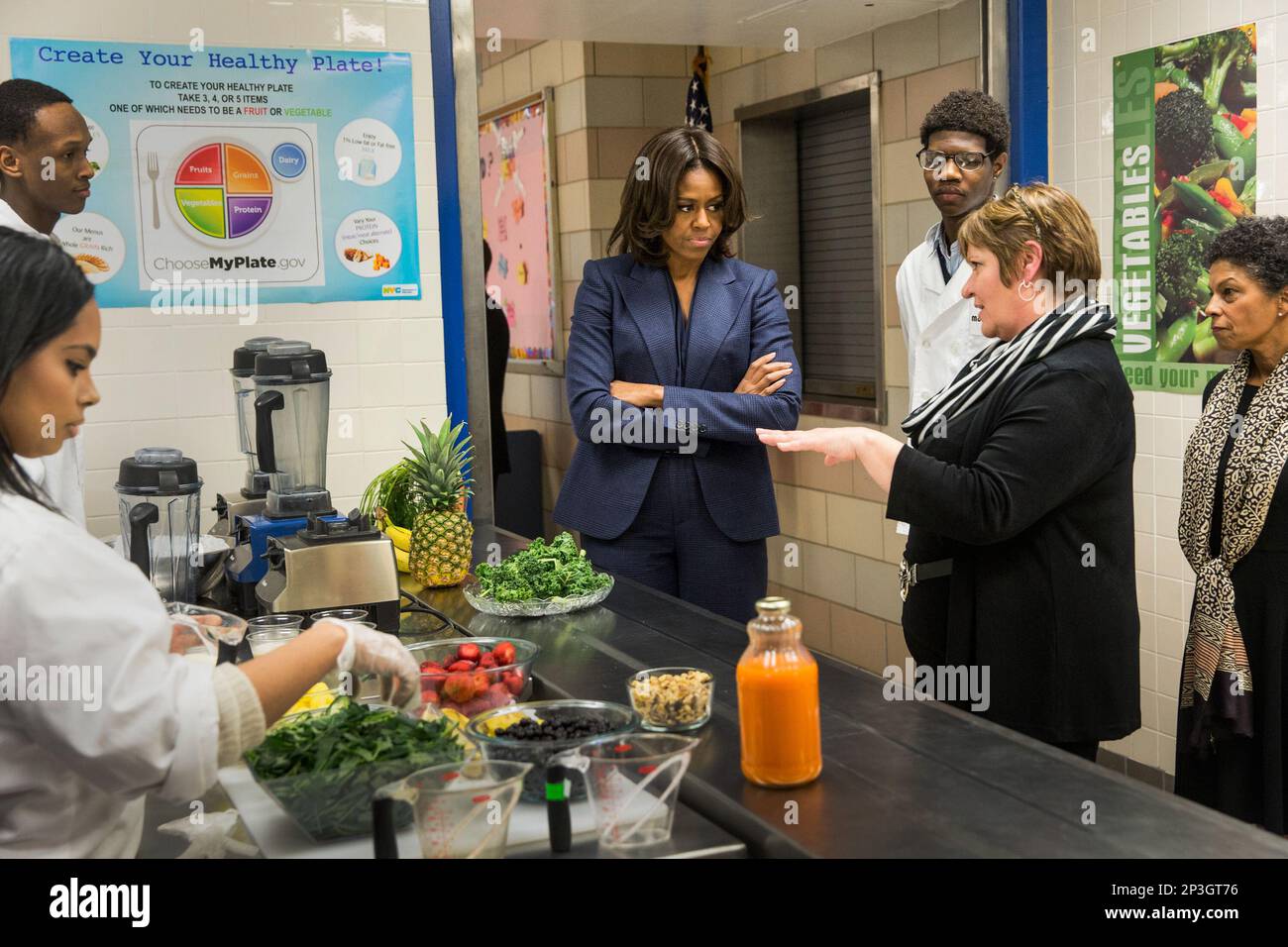 First lady Michelle Obama visits students making smoothies with fresh