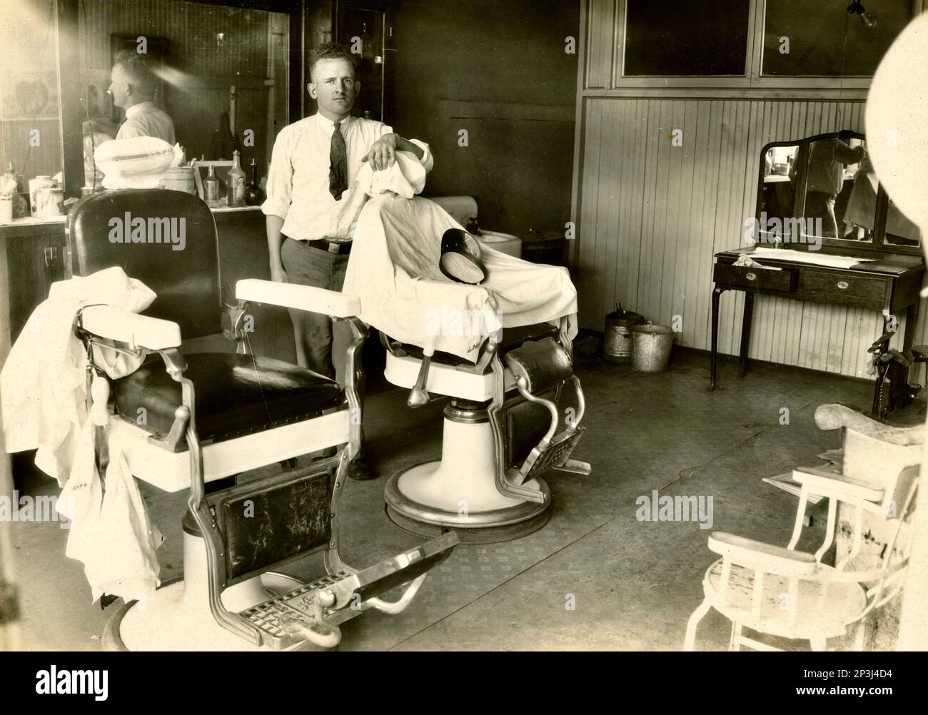 Barber shop 1940s hi-res stock photography and images - Alamy