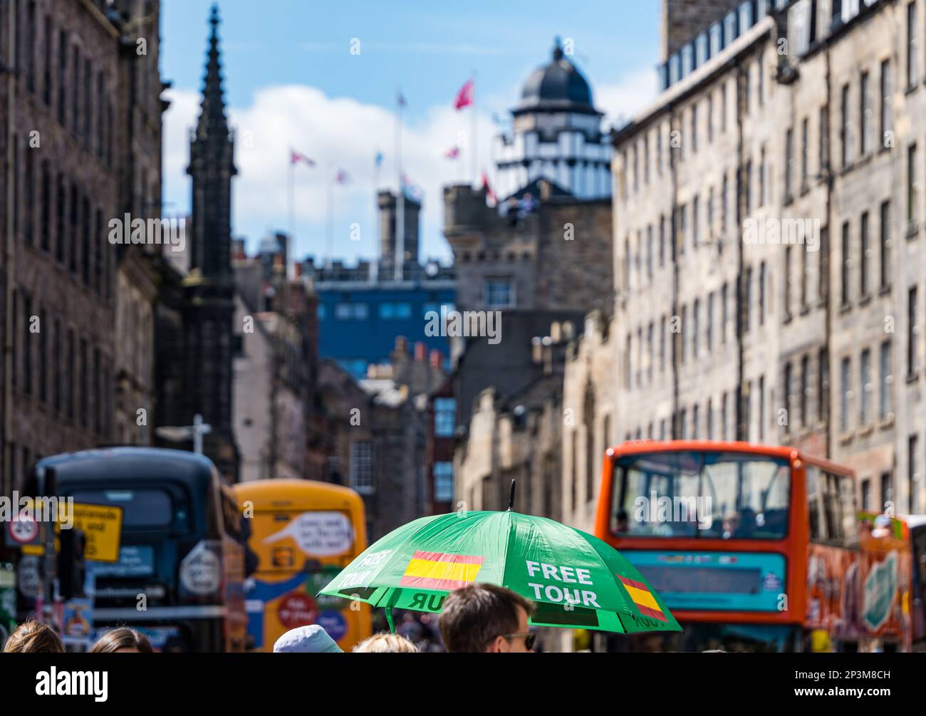 Free city tour guide with umbrella advertising during Summer, Royal Mile, Edinburgh, Scotland, UK Stock Photo