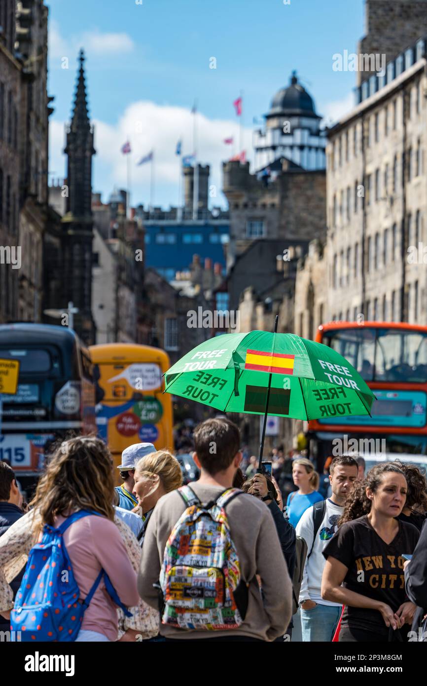 Free city tour guide with umbrella advertising during Summer, Royal Mile, Edinburgh, Scotland, UK Stock Photo
