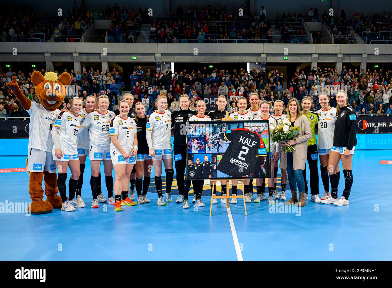 Heidelberg, Germany. 05th Mar, 2023. Handball, women: International match, Germany - Poland. Marlene Kalf (4th from right), former national player, is seen off by the team. Credit: Marco Wolf/dpa/Alamy Live News Stock Photo