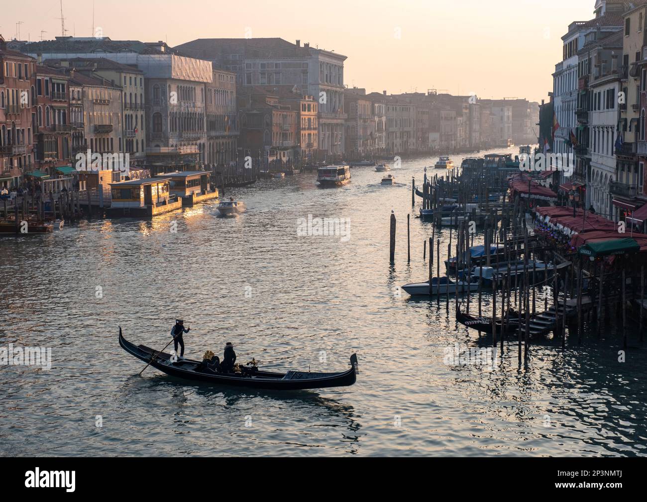 Canal and gondolier hi-res stock photography and images - Alamy