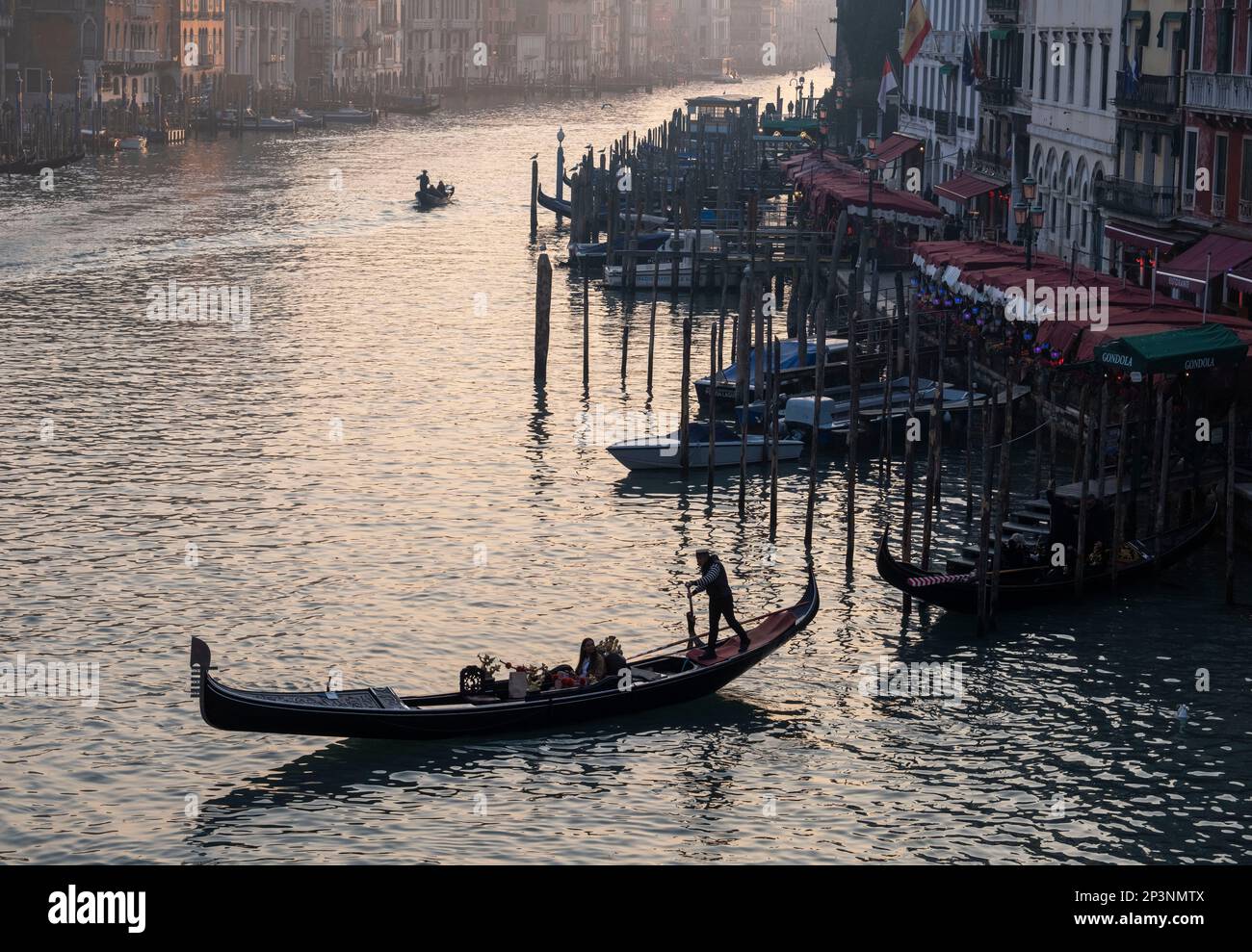 Canal and gondolier hi-res stock photography and images - Alamy