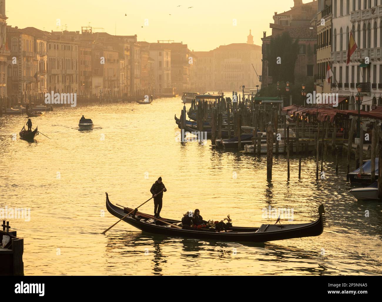 Canal and gondolier hi-res stock photography and images - Alamy