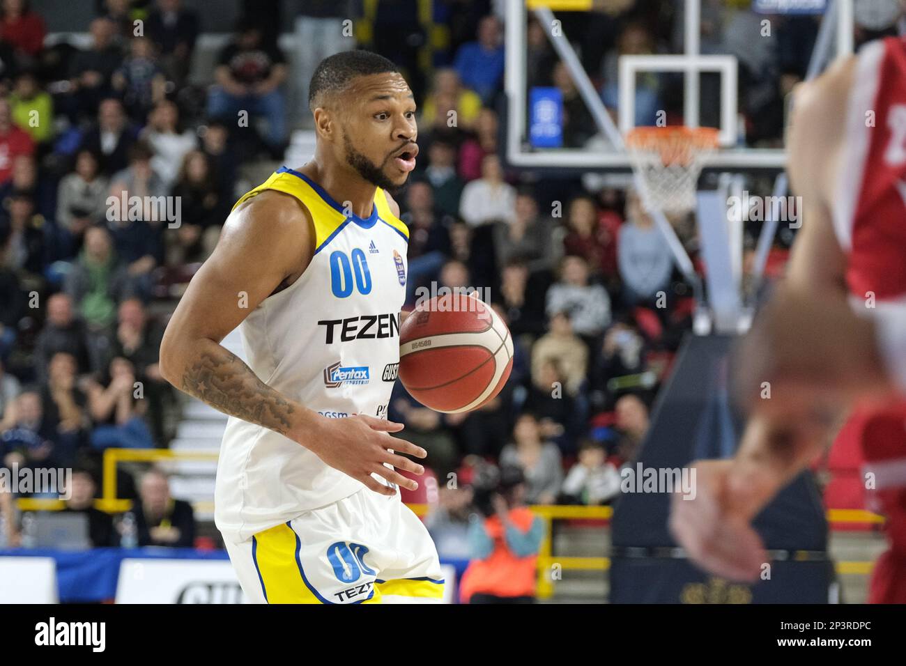 Taylor Smith - Tezenis Verona play the ball during the Italian Basketball A  Serie Championship Tezenis Verona vs UNAHotels Reggio Emilia on March 05,  2023 at the Pala AGSM-AIM in Verona, Italy (