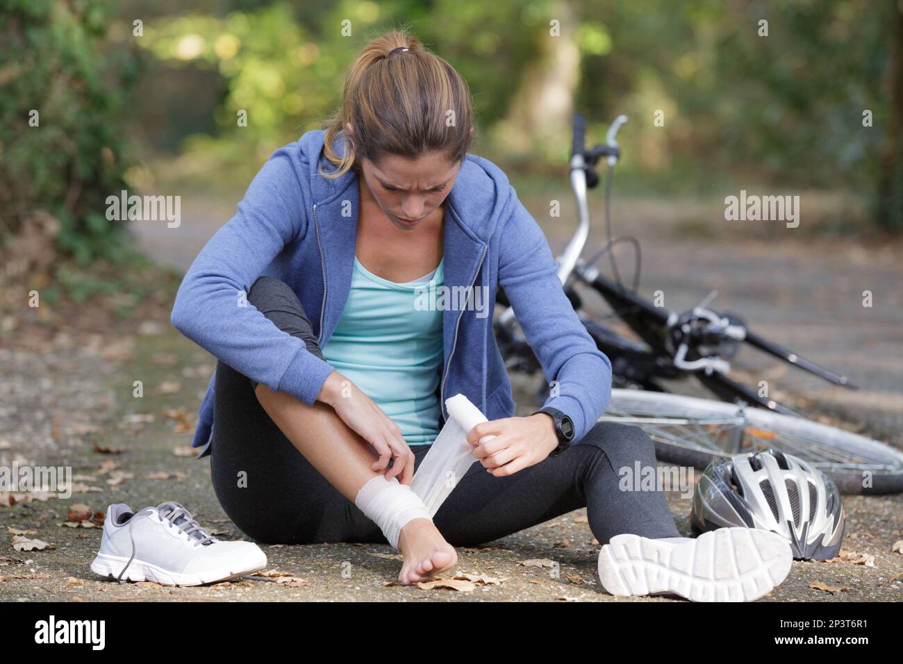 woman with pain in knee after falling down from bicycle Stock Photo Alamy