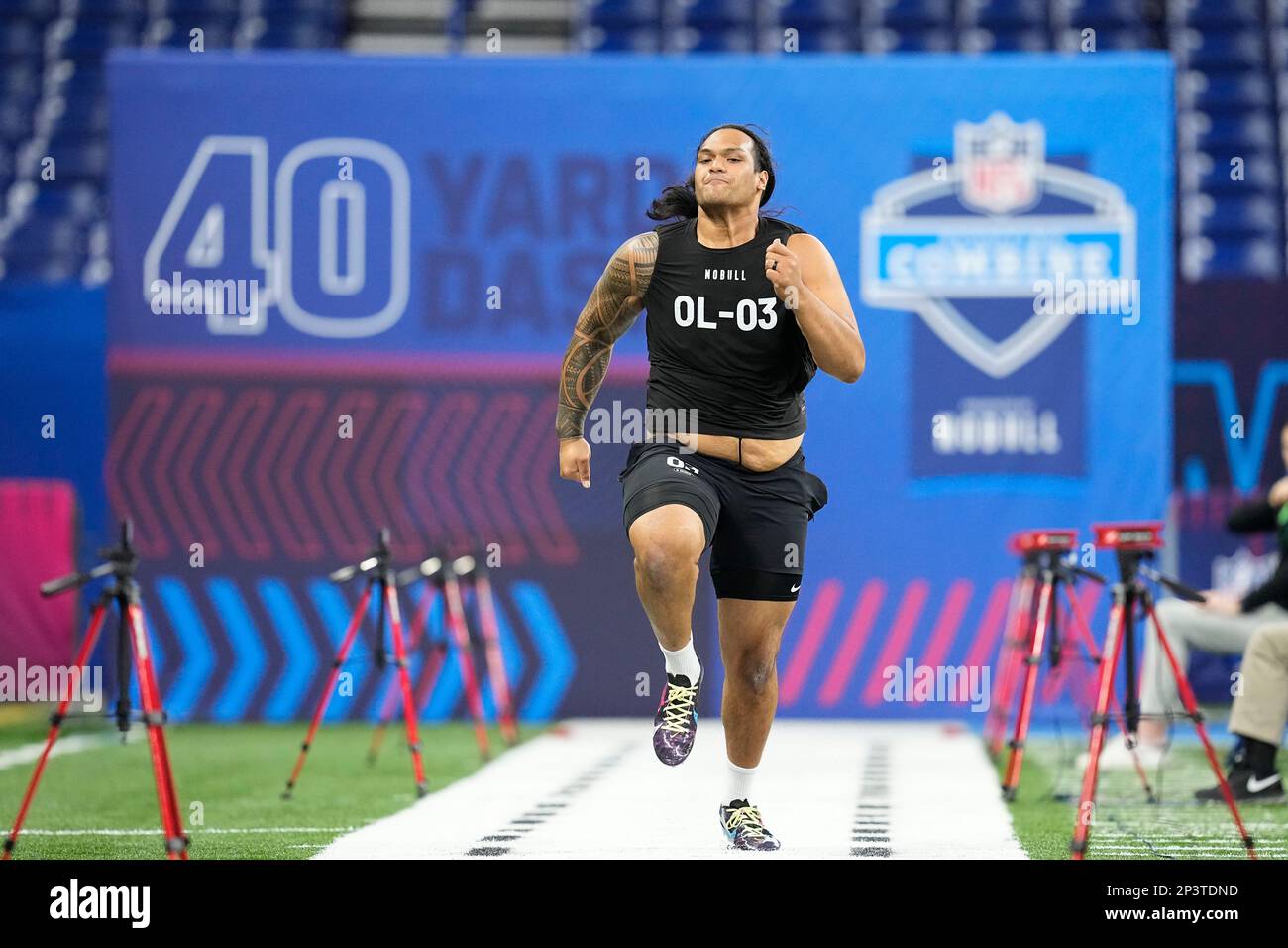 Oregon offensive lineman Sala AumavaeLaulu runs the 40yard dash at the NFL football scouting