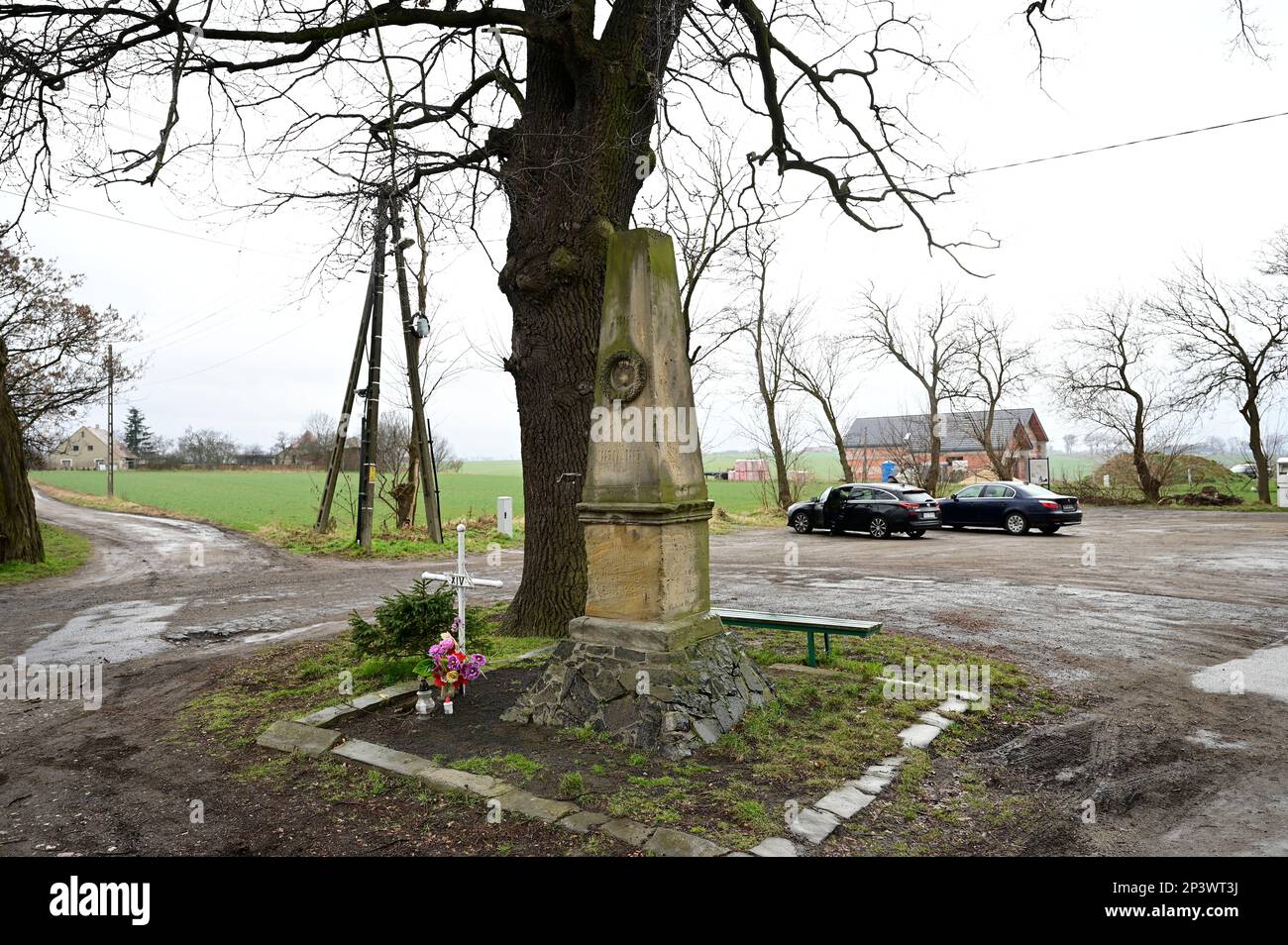 ein Obelisk aus Sandstein , der den Kriegstoten des späten 19. Jahrhunderts gewidmet ist. Koscielec, deutsch: Hochkirch - ein Dorf in Polen in der Woi Stock Photo