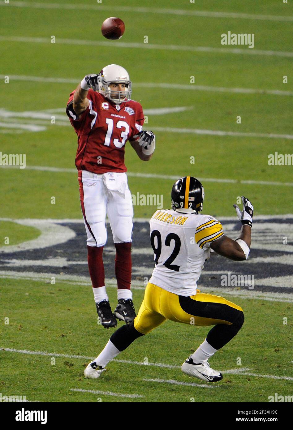 Arizona Cardinals quarterback Kurt Warner leaves the field after his team  lost 23-27 to the Pittsburgh Steelers at Super Bowl XLIII at Raymond James  Stadium in Tampa, Florida, on February 1, 2009. (