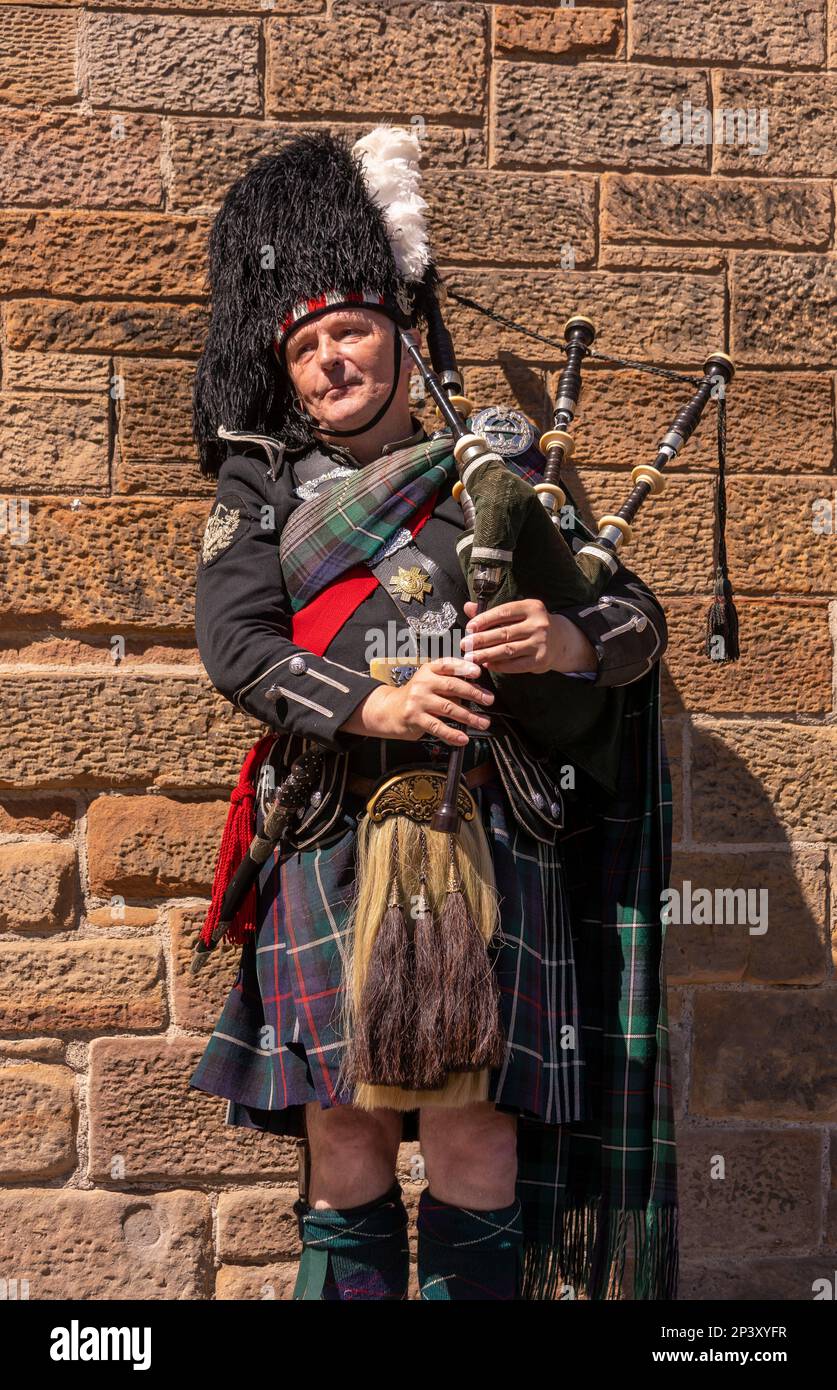 EDINBURGH, SCOTLAND, EUROPE - Man with bagpipes on Royal Mile. Stock Photo