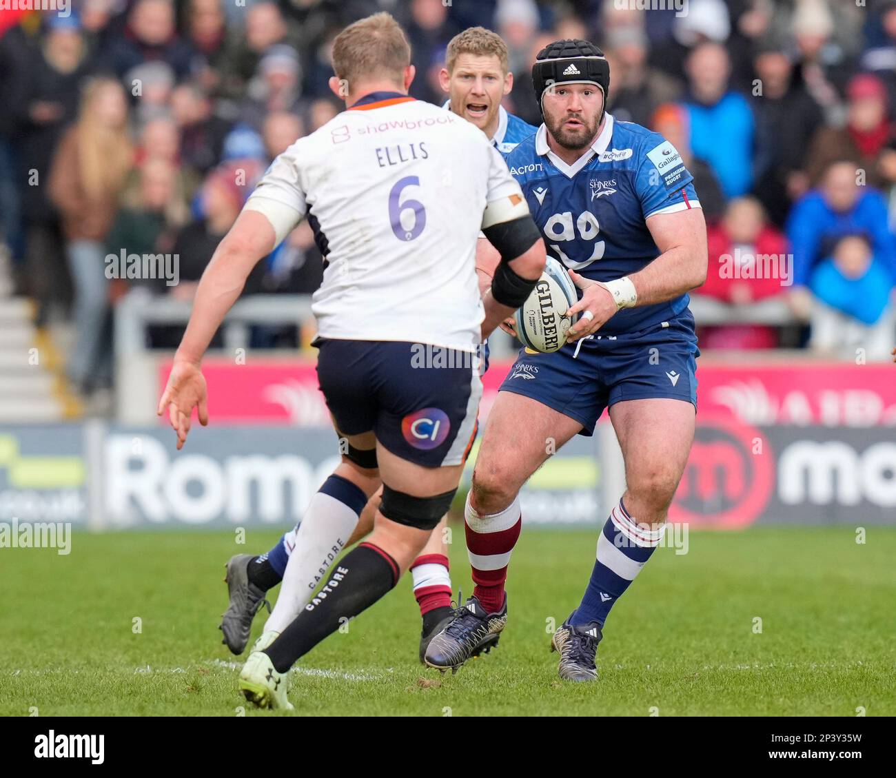 Bevan Rodd #1 of Sale Sharks runs at Tom Ellis #6 of Saracens during the Gallagher Premiership match Sale Sharks vs Saracens at AJ Bell Stadium, Eccles, United Kingdom, 5th March 2023  (Photo by Steve Flynn/News Images) Stock Photo