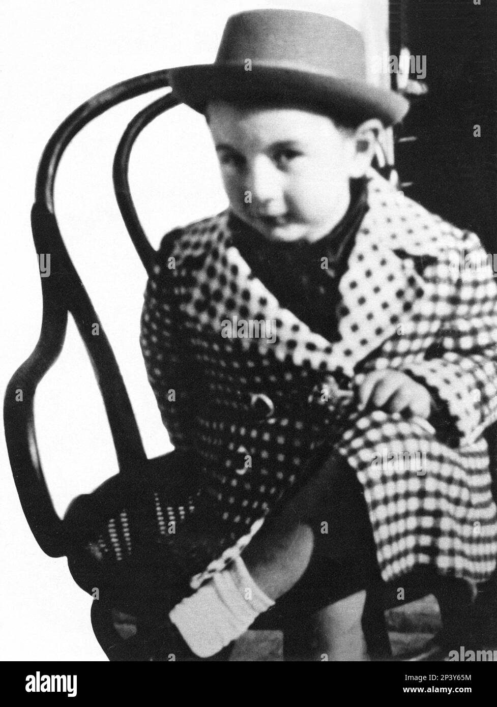 1939 ca.  : The future  italian television presenter PIPPO BAUDO ( born 7 june 1936 , Militello , Sicily ) , when was a child -  TELEVISIONE - PRESENTATORE TELEVISIVO - avanspettacolo - cabaret - varieté varietà   -  personalità celebrità da giovane piccolo giovani piccoli - celebrity celebrities personality personalities when was young youngs boys - children - baby - bambino bambini - hat - cappello   ----  Archivio GBB Stock Photo