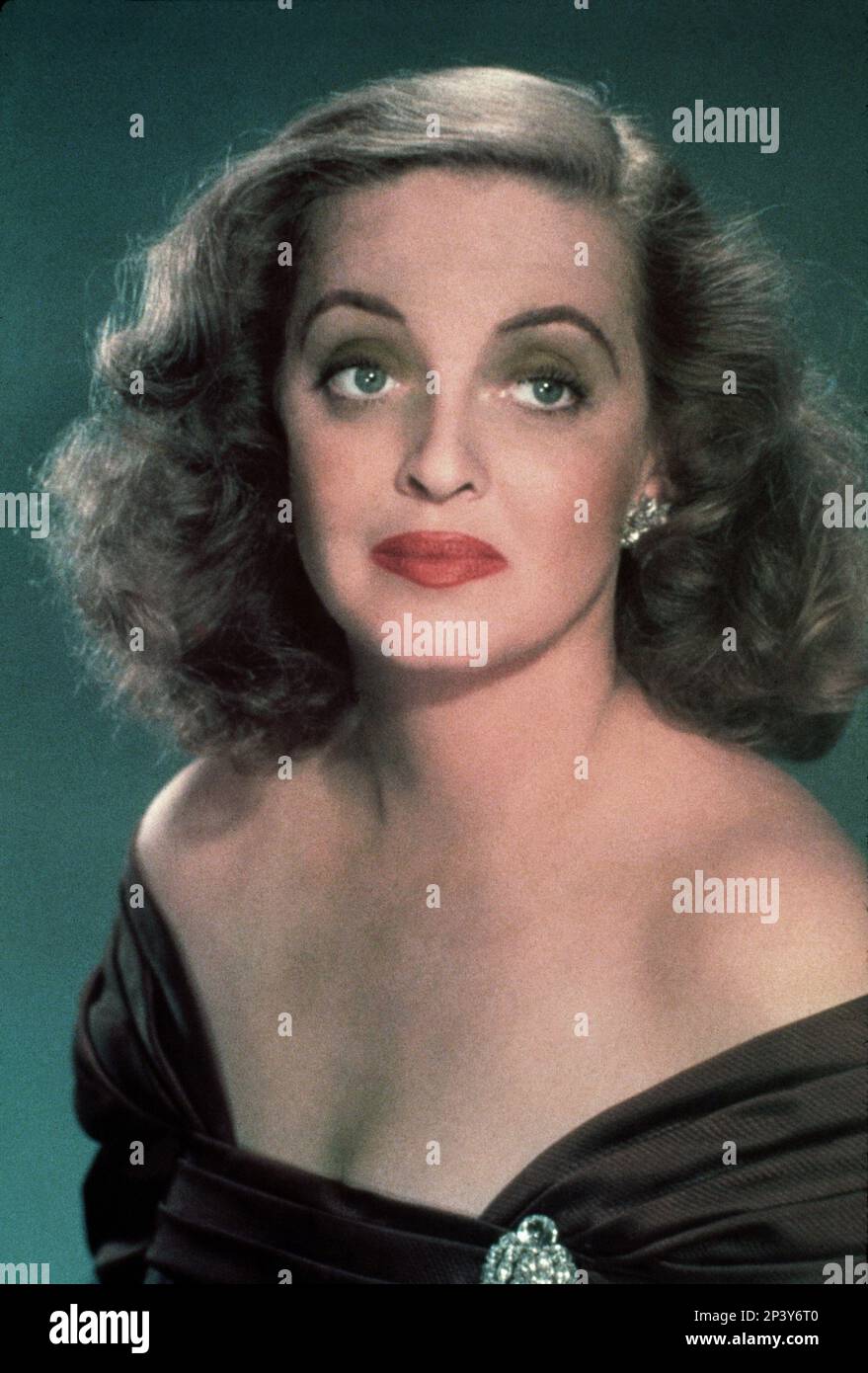 1950 : The movie actress BETTE DAVIS ( Lowell , MA 1908 - Neuilly , France 1989 ) in ALL ABOUT EVE ( Eva contro Eva ) by Joseph L. Mankiewicz - CINEMA - FILM - attrice - portrait - ritratto - orecchini - earring - earrings - orecchino - diamante - diamanti - diamond - diamonds - gioiello - gioielli - jewelery - jewel - jewels - capelli lunghi - long hair - scollatura - decolleté - neckopening - neckline - spilla - pin  ----  Archivio GBB Stock Photo