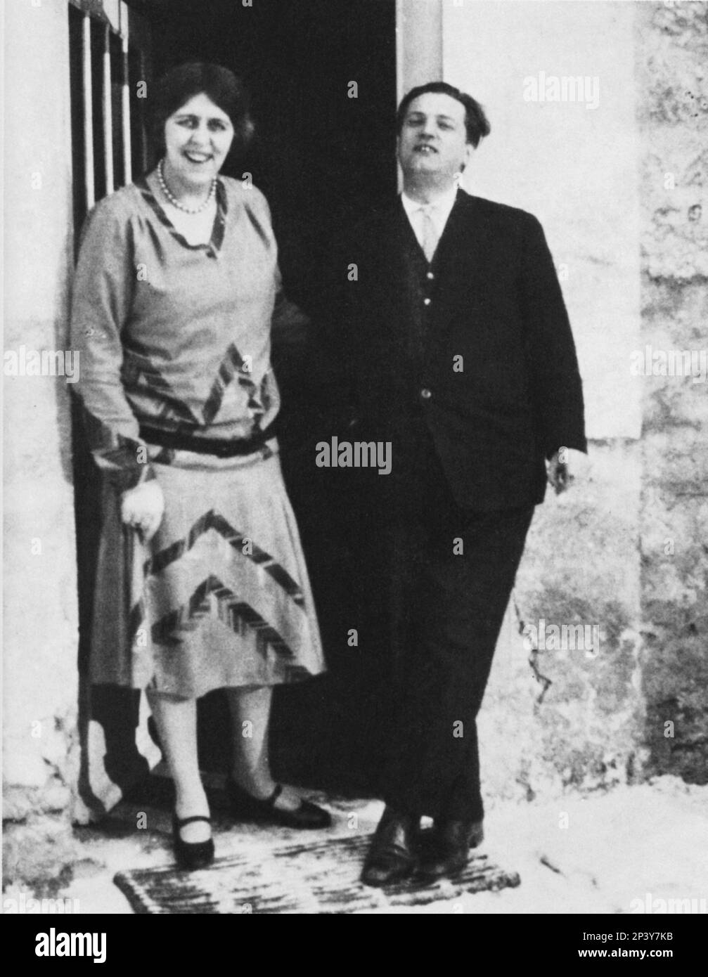 The americans poet EUGENE JOLAS ( 1894 - 1952 ) wrieter , traslator and literary critic , with the wife MARIA McDONALD ( 1893 - 1987 ) woman poet . Together found the parisian literary magazine TRANSATION in 1927 - POETA maledetto - POESIA - MARY - POETRY - Editore - pubblisher house - SCRITTORE - LETTERATURA - LITERATURE - letterato - maudit - critico letterario - marito e moglie - coniugi - AVANGUARDIA - AVANGARDE  ----  Archivio GBB Stock Photo