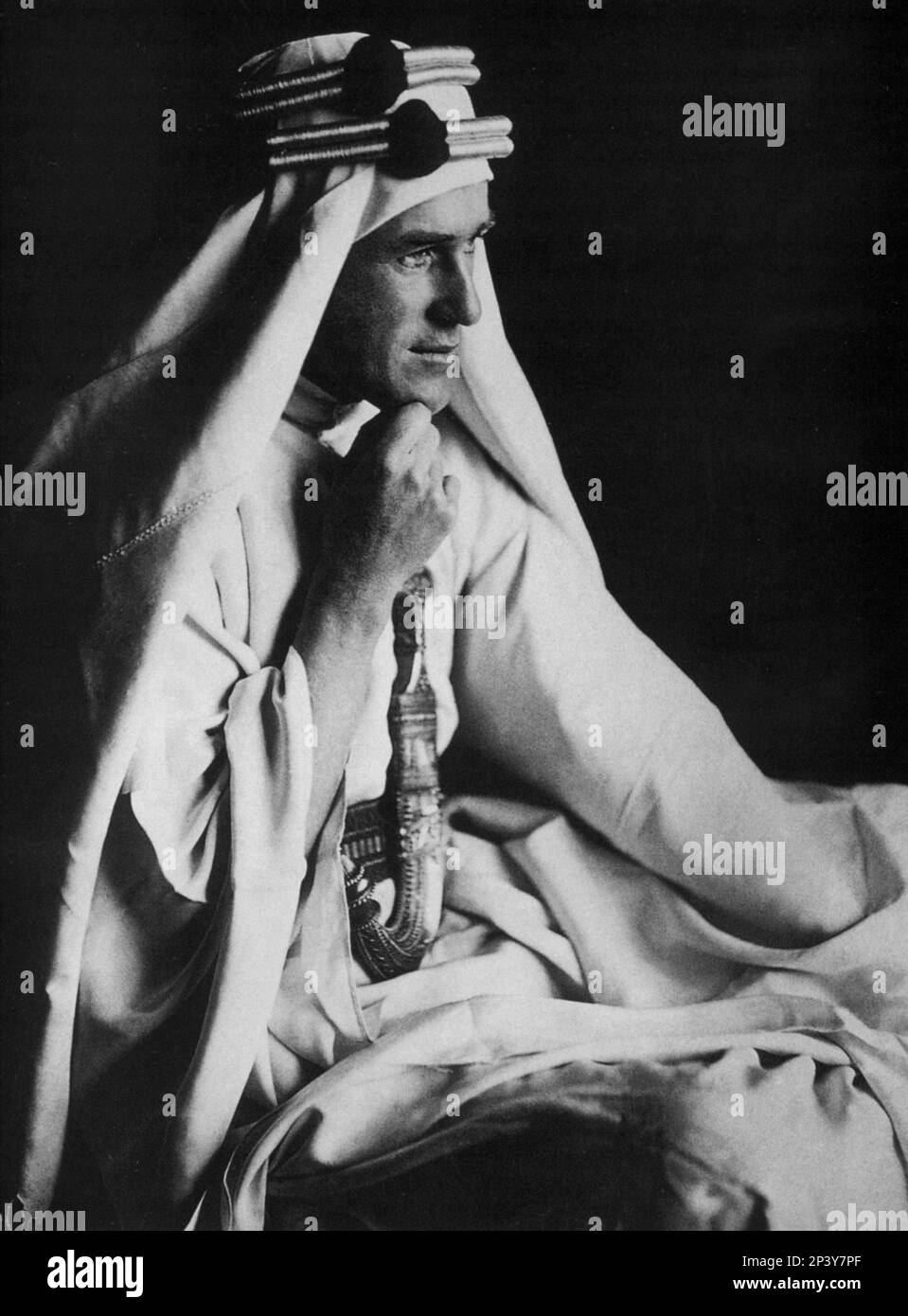The british writer and militair  THOMAS EDWARD  LAWRENCE aka LAWRENCE of ARABIA ( Tremadoc , Galles , 1888 - Bovington , Dorsetshire 1935 ) - SCRITTORE - LETTERATO - LITERATURE - LETTERATURA - arabian costume dress - abito vestito costume arabo - profilo - profile  - pugnale - MILITARE - EROE - HERO - GAY - omosessuale - omosessualità - homosexuality - homosexual ----  Archivio GBB Stock Photo