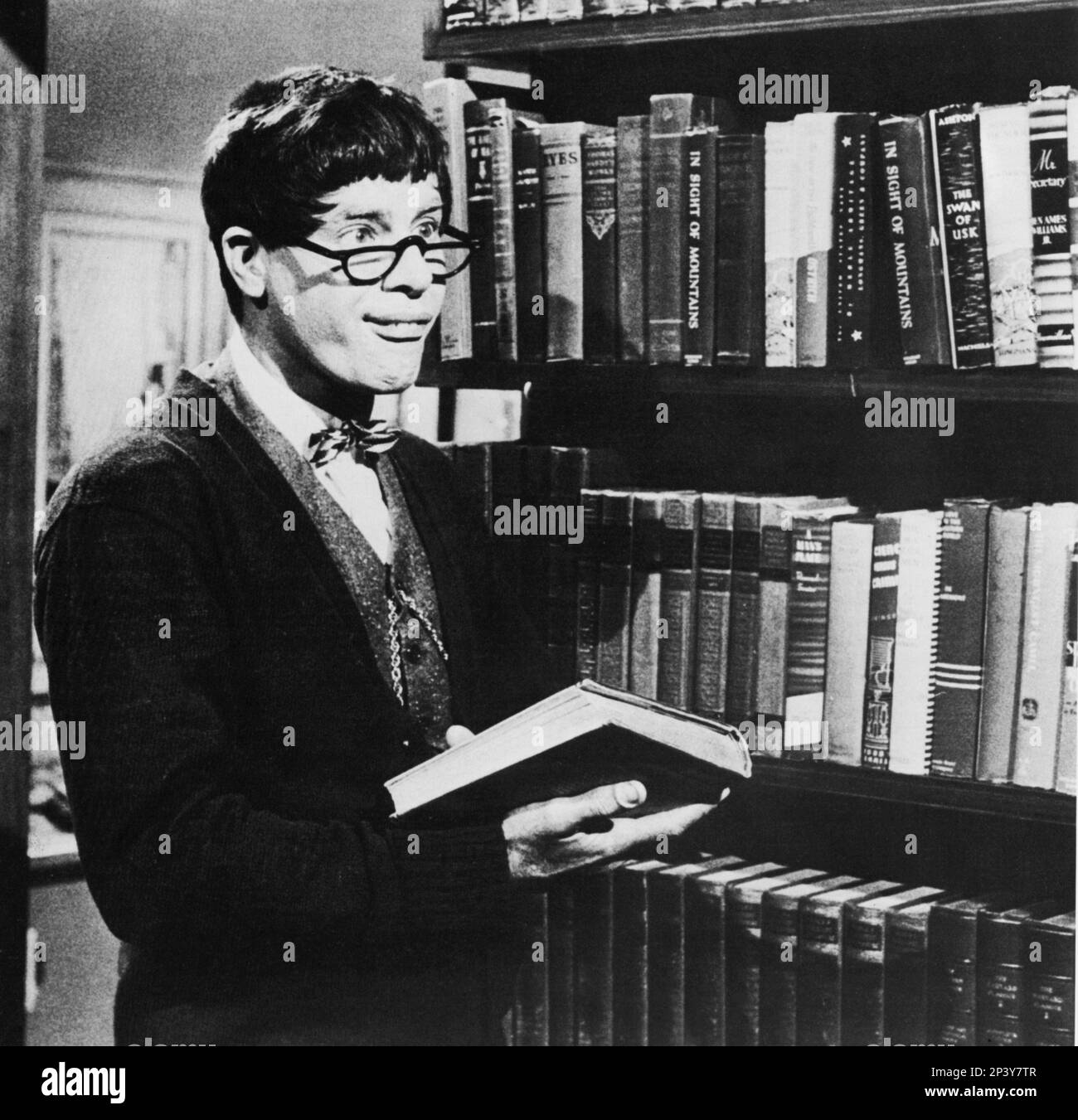 1963 : The movie actor JERRY LEWIS in THE NUTTY PROFESSOR ( Le folli notti del Professor Jerryll ) by Jerry Lewis  - FILM - MOVIE - CINEMA - fool - pazzo - matto - COMICO - tie bow - paillon - cravatta - occhiali da vista - lens - glasses - libro - book - libreria - library - bibblioteca  ----  Archivio GBB Stock Photo