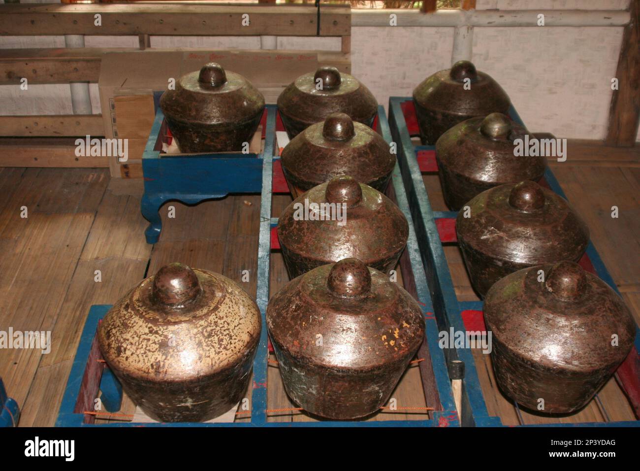 Instruments gamelan hi-res stock photography and images - Alamy