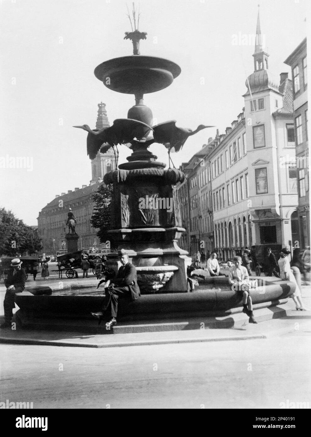 1920's , Copenhagen , Denmark : The STORKESPRINGVANDET fountain ( 1894 -  La Fontana della Cicogna ) on AMARGERTORV avenue  - DANIMARCA - GEOGRAFIA - vacanze - holidays - vacanza - TURISMO - TOURISM - SCANDINAVIA - COPENAGHEN  - scultura - sculpture - FOTO STORICHE - HISTORY - stork  ---- Archivio GBB Stock Photo