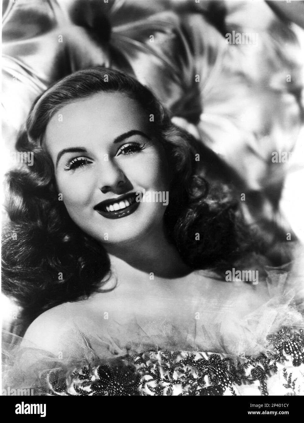 1940 ca. : The canadian singer and movie actress DEANNA DURBIN ( born in Winnipeg , Manitoba , Canada 4 december 1921 ) - CINEMA - portrait - ritratto - portrait - smile - sorriso  - DIVA - DIVINA - cantante - musical  ---- Archivio GBB Stock Photo