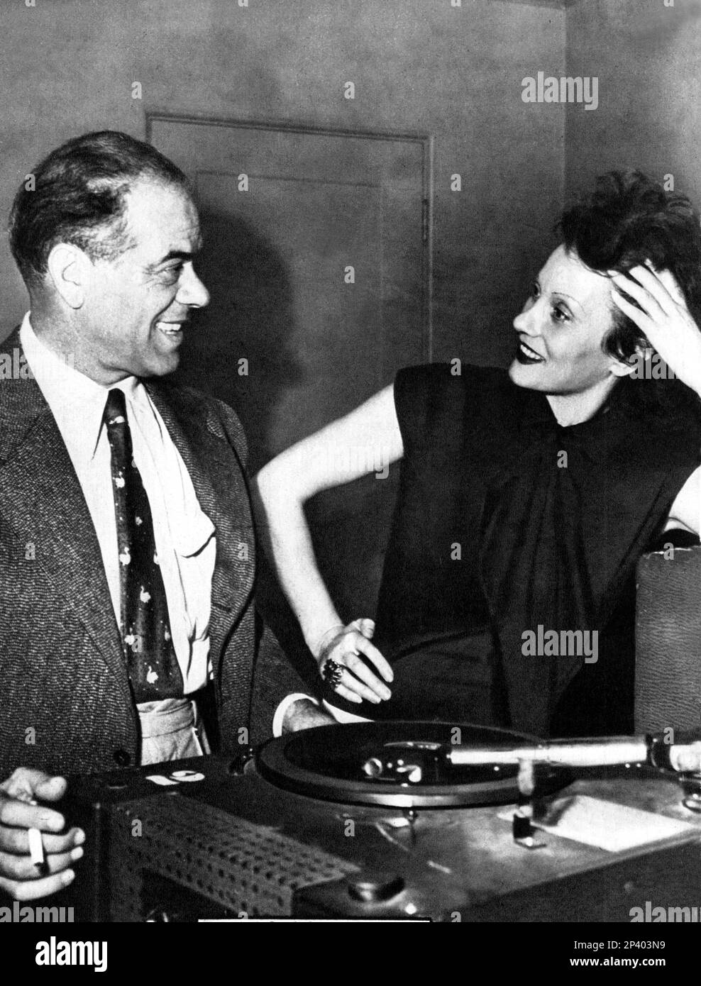 1951 , Hollywood , USA : The movie director FRANK CAPRA ( 1897 - 1991 ) with the italian actress ISA MIRANDA ( 1905 - 1982 ) - CINEMA - portrait - ritratto - profile - profilo - smile - sorriso  ---- Archivio GBB Stock Photo