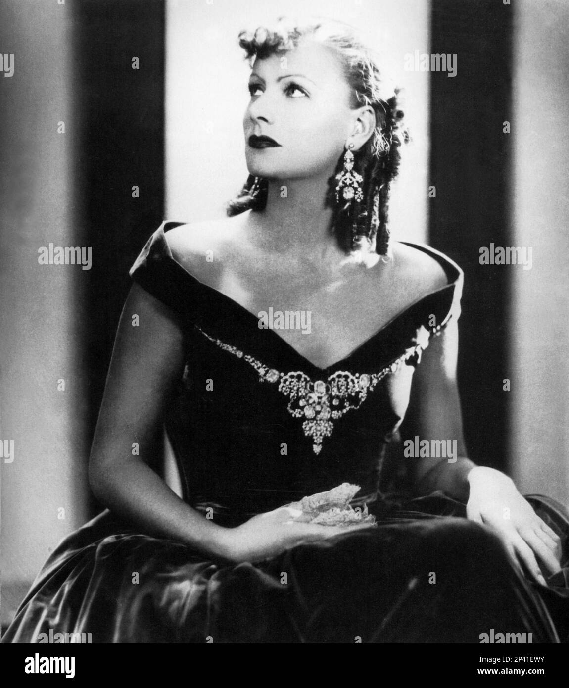 Portrait neckline Black and White Stock Photos \u0026 Images - Page 2 - Alamy, image size:1150x1390